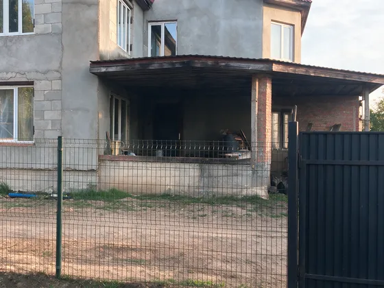 Туи во дворе дома · посадка за один выезд: тот же участок до посадки